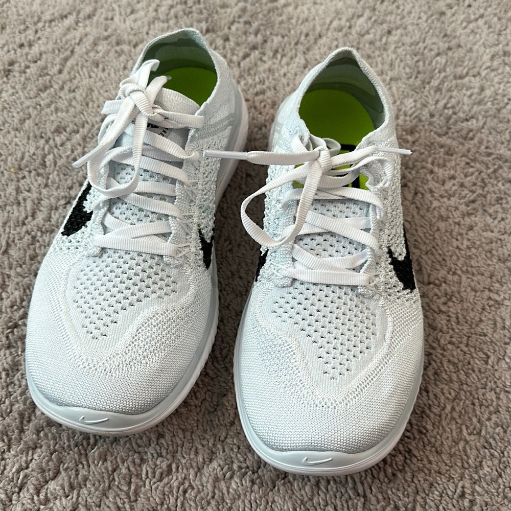 Brand new only worn three times and only indoors Nike white shoes size 7.5